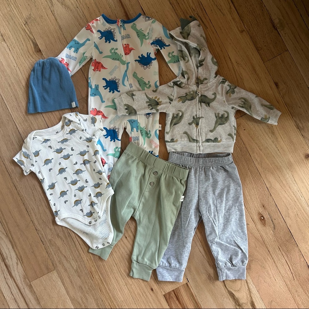 Dinasour themed baby clothes set